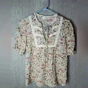 Mine floral blouse with lace accents. Size Medium. Rayon/Poly blend.